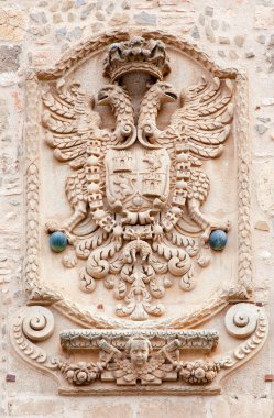 Toledo - 8 Mart: Kartal olarak 8 Mart 2013 tarihinde şehir duvarlarının Toledo, İspanya üzerinde şehrin Hanedanlık armaları.