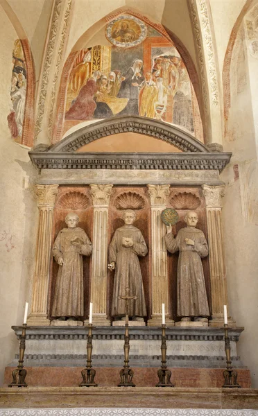 ВЕРОНА - 27 ЯНВАРЯ: Алтарь часовни Медичи с фресками Доменико Мороне (1498) и статуями францисканских святых в церкви Сан-Бернардино 27 января 2013 года в Вероне, Италия . — стоковое фото