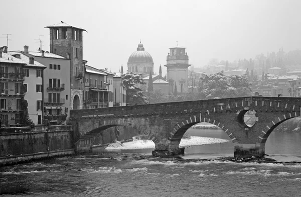 Verona - Ponte Pietra e Chiesa di San Giorgio na igreja Braida no inverno — Fotografia de Stock