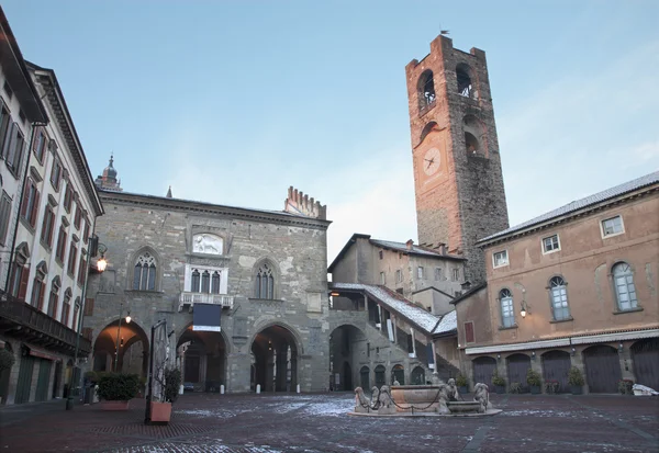 Bergamo - Piazza Vecchia om vinteren morgen - Stock-foto