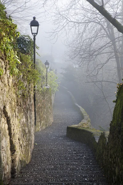 Bergamo - subida à parte alta da cidade no nevoeiro de inverno — Fotografia de Stock