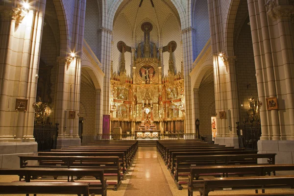 MADRID - 9 de marzo: Nave de la iglesia de Santa Cruz el 9 de marzo de 2013 en España . — Foto de Stock