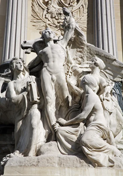 MADRID - 9 DE MARZO: Estatua del Monumento de Alfonso XII en el Parque del Buen Retiro por el arquitecto José Grases Riera del año 1902 al 9 de marzo de 2013 en España . —  Fotos de Stock