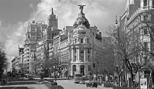 Madrid - cale de alcala cadde ve metropol yapı plaza de cibeles dan görünüm — Stok fotoğraf