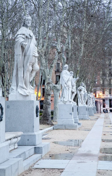 Madrid - sochy (19. a dosáhne) líčí římské, vizigótštiny a Christian vládci z Plaza de Oriente — Stock fotografie