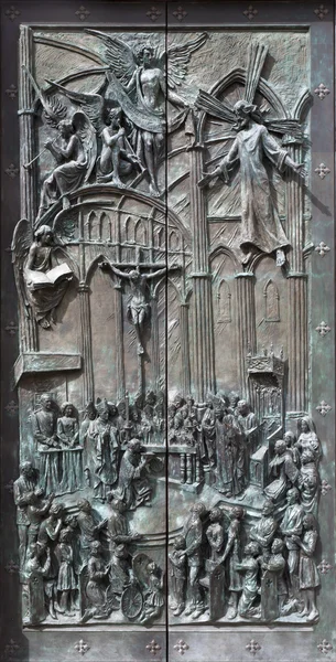 MADRID - 10 DE MARZO: Moderna puerta de bronce de la catedral de la Almudena por el artista Consuelo Perea - fachada de Balien en 10 de marzo de 2013 en España . —  Fotos de Stock