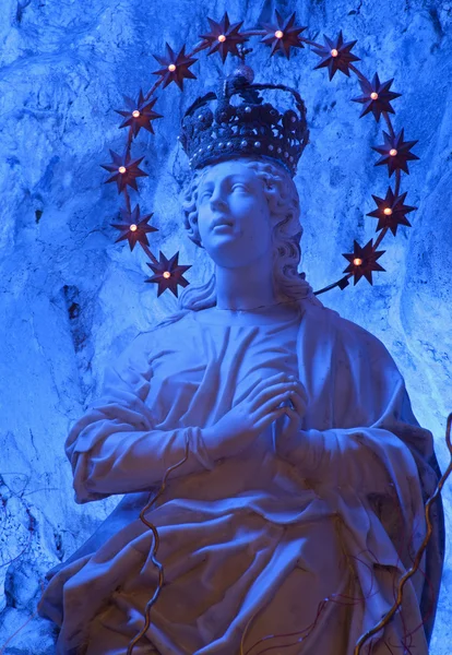 PALERMO - ABRIL 9: Estátua de hl. Maria na caverna de Santuario Santa Rosália. A caverna é um santuário sagrado no monte Pelegrino sobre Palermo em 9 de abril de 2013 em Palermo, Itália — Fotografia de Stock