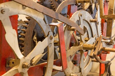 BRATISLAVA, SLOVAKIA - 11 Ekim 2014: St. Martins Katedrali 'ndeki saat kulesinden eski saat çalışmalarının ayrıntıları. Makinenin parçaları 1766 yılında Jacob Halth tarafından yapılmıştır..