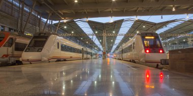 Sevilla, İspanya - 27 Ekim 2014: Sabah Malaga Maria Zambrano tren istasyonunda platformları.
