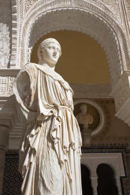 Sevilla, İspanya - 28 Ekim 2014: Antik heykel Pallas Pacifera Casa de Pilatos avlu içinde kopyasını .