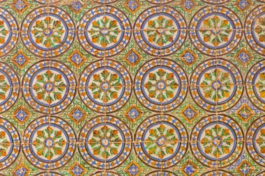 Sevilla, İspanya - 28 Ekim 2014: Casa de Pilatos avlusu mudejar tarzda döşemeleri detay.