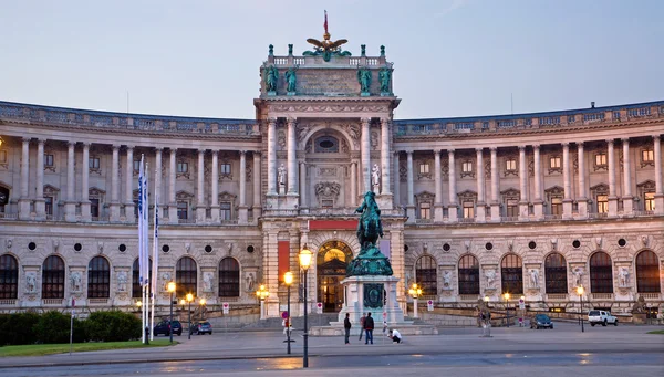 Vienna, Oostenrijk - 4 juni 2011: Nacional bibliotheek gebouw in de ochtend schemering. — Stockfoto