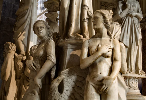 Pisa - estatua del interior de la catedral —  Fotos de Stock