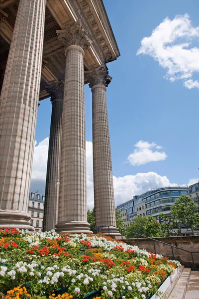 París - columnas de la iglesia de Madeleine y las flores — Foto de Stock