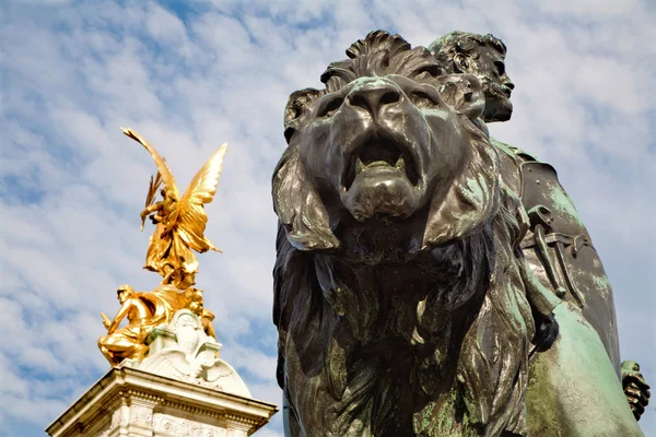 Londres - Victoria memorial por el palacio de Buckingham — Foto de Stock