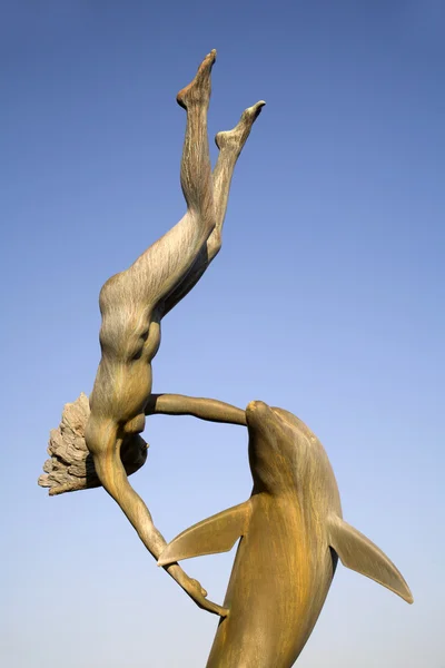 LONDON, ENGLAND, MAY - 24, 2009: Girl with a Dolphin fountain (1973) by David Wynne. — Stock Photo, Image