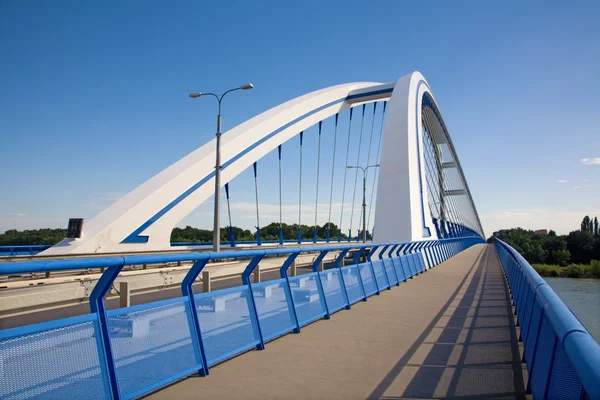 Bratysława - nowoczesne kolebkowaty most Apollo — Zdjęcie stockowe