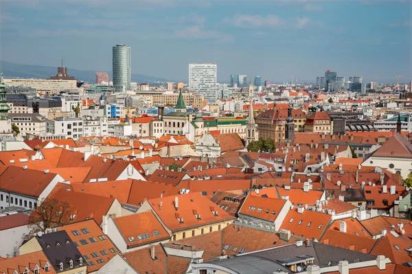 BRATISLAVA, SLOVAQUIE - 11 OCTOBRE 2014 : Cathédrale St. Martins vers la ville . — Photo