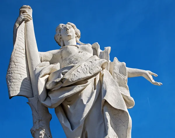 Vienne - La sculpture dans les jardins du palais du Belvédère avec la scène mythologique . — Photo