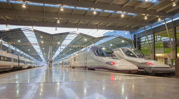 Sevilla, İspanya - 27 Ekim 2014: Sabah Malaga Maria Zambrano tren istasyonunda platformları. — Stok fotoğraf