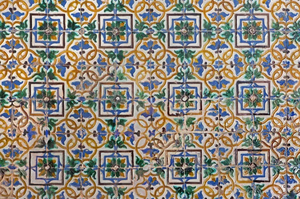 Sevilla, Spanje - 28 oktober 2014: Het detail van tegels in mudejarstijl stijl op binnenplaats van Casa de Pilatos. — Stockfoto