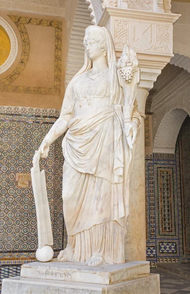 SEVILLE, ESPAÑA - 28 DE OCTUBRE DE 2014: La copia de la estatua antigua en el patio de la Casa de Pilatos  . —  Fotos de Stock