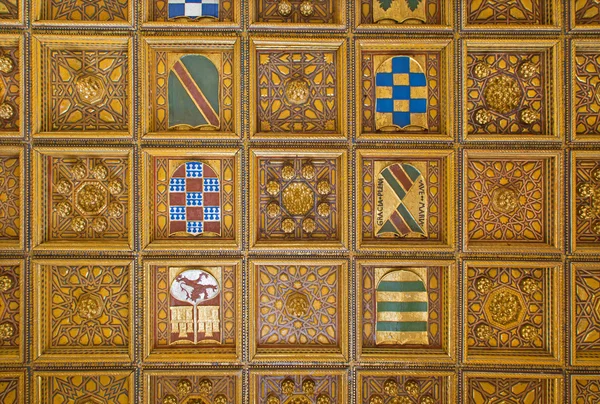 SEVILLE, SPAIN - OCTOBER 28, 2014: The mudejar wooden ceiling in Casa de Pilatos with the arms. — Stock Photo, Image