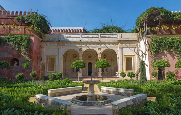 Sevilla, Spanien - 28 oktober 2014: Fasaden och trädgårdarna i Casa de Pilatos. — Stockfoto