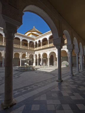 Sevilla, İspanya - 28 Ekim 2014: Courtyard, Casa de Pilatos.