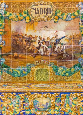 Sevilla, İspanya - 28 Ekim 2014: Madrid kiremitli 'il girinti' duvarlar boyunca Plaza de Espana, biri olarak (1920'lerde) tarafından Domingo Prida savaş sahne ile.