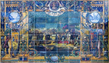 Sevilla, İspanya - 27 Ekim 2014: Alava kiremitli 'il girinti' duvarlar boyunca Plaza de Espana, biri olarak (1920'lerde) tarafından Domingo Prida.