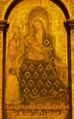Sevilla, İspanya - 29 Ekim 2014: Rönesans Madonna Katedrali de Santa Maria de la Sede Fray Francisco de Salamanca yaşındaki 1518-1523 ana nefin koroda girişindeki.