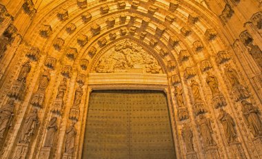 Sevilla, İspanya - 28 Ekim 2014: Ana Batı portal (Puerta de la Asuncion) Katedrali de Santa Maria de la Sede Pedro de Toledo, J. de Hoces, F.de Rosales neo-Gotik bölümü için.