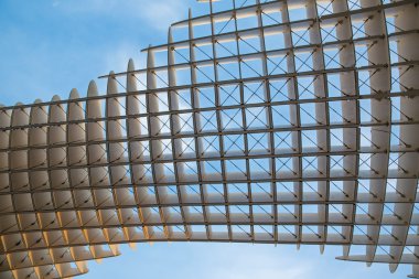 Sevilla, İspanya - 28 Ekim 2014: La Encarnacion Meydanı'nda yer alan, Alman mimar Jürgen Mayer Hermann tarafından tasarlanan ve Nisan 2011 yılında tamamlanmış detay Metropol şemsiye Ahşap yapı.