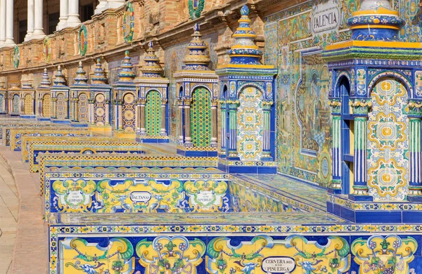 SEVILLE, SPAIN - OCTOBER 28, 2014: The tiled 'Province Alcoves' along the walls of the Plaza de Espana (1920s) by Domingo Prida. — Stock Photo, Image