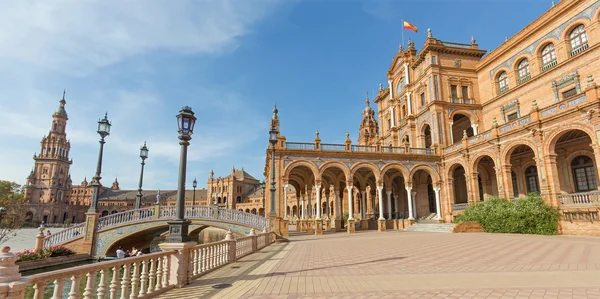 SEVILLE, SPANIEN - 27. OKTOBER 2014: Plaza de Espana, von Anibal Gonzalez (1920er Jahre) im Art Deco und Neo-Mudejar-Stil entworfen. — Stockfoto