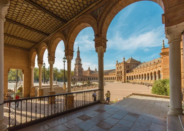 SEVILLE, ESPANHA - OUTUBRO 28, 2014: O pórtico da praça Plaza de Espana projetado por Anibal Gonzalez (1920) em estilo Art Deco e Neo-Mudejar . — Fotografia de Stock