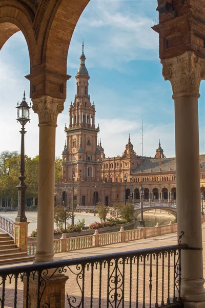 SEVILLE, ESPANHA - OUTUBRO 28, 2014: O pórtico da praça Plaza de Espana projetado por Anibal Gonzalez (1920) em estilo Art Deco e Neo-Mudejar . — Fotografia de Stock