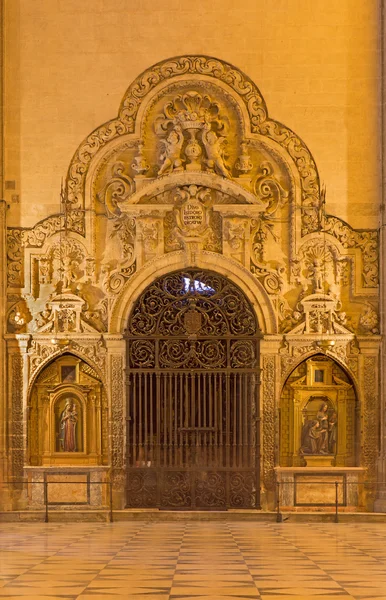 Sevilla, İspanya - 29 Ekim 2014: Katedrali de Santa Maria de la Sede kapalı Barok taş Batı portal. — Stok fotoğraf