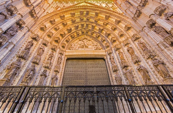 SEVILLE, ESPANHA - OUTUBRO 28, 2014: O principal portal oeste (Puerta de la Asuncion) da Catedral de Santa Maria de la Sede por Pedro de Toledo, J. de Hoces, F.de Rosales para a parte neo-gótica . — Fotografia de Stock