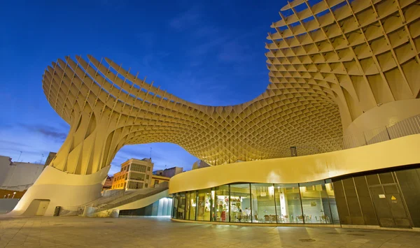 Sevilla, Španělsko - 28 října 2014: Metropol slunečník dřevěná stavba se nachází na náměstí La Encarnacion, navrhl německý architekt Jürgen Mayer Hermann a dokončen v dubnu 2011. — Stock fotografie