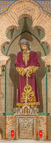 SEVILLE, SPAGNA - 28 OTTOBRE 2014: La tradizionale statua di Gesù Cristo in vincolo nella chiesa Iglesia de San Pedro . — Foto Stock