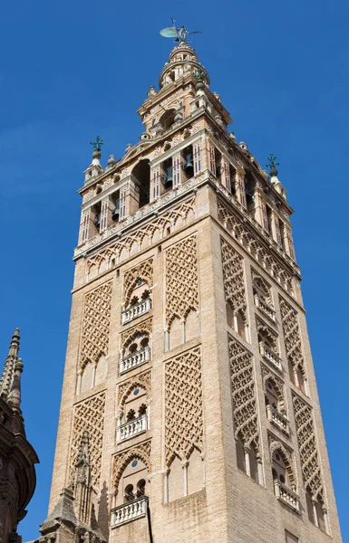 Sevilla - zvonice Giralda katedrály de Santa Maria de la Sede zdobené mudejarskou motivy. — Stock fotografie