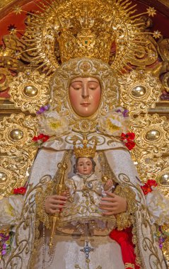 Sevilla, İspanya - 28 Ekim 2014: Tradicional Madonna heykel (Virgen del Rocijo) S. S. Rojas yan sunak gelen tarafından Barok kilise El Salvador (Iglesia del Salvador) conpleted içinde 1731 kazanılmış.