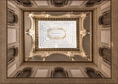 Sevilla, İspanya - 28 Ekim 2014: Alcazar Seville atrium.