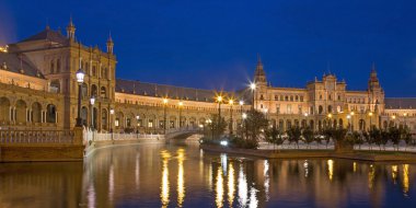 Sevilla - Anibal Gonzalez tarafından tasarlanmış Plaza de Espana kare kanalda (1920'lerde) akşam alacakaranlık Art Deco ve Neo-Mudéjar tarzda.