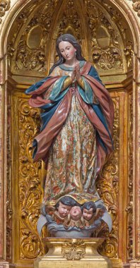 Sevilla, İspanya - 29 Ekim 2014: Yerebatan del Maria Auxiliadora kilisede Barok Madonna.