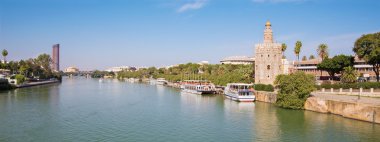Sevilla - Ortaçağ Kulesi Torre del Oro ve modern arka plan ve nehir Guadalquivir Torre Cajasol.