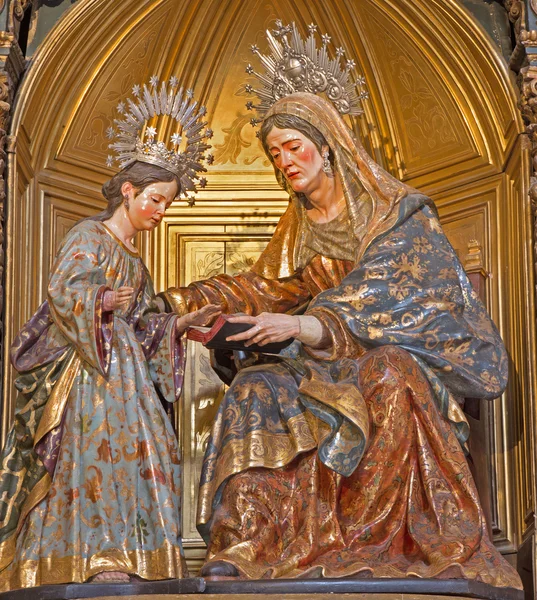 SEVILLE, SPAIN - OCTOBER 28, 2014: The st. Ann and child Mary from year 1714 by Jose Montes de Oca on side alta of baroque Church of El Salvador (Iglesia del Salvador). — Stock Photo, Image