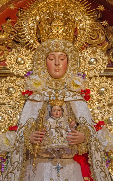 Sevilla, İspanya - 28 Ekim 2014: Tradicional Madonna heykel (Virgen del Rocijo) S. S. Rojas yan sunak gelen tarafından Barok kilise El Salvador (Iglesia del Salvador) conpleted içinde 1731 kazanılmış. — Stok fotoğraf